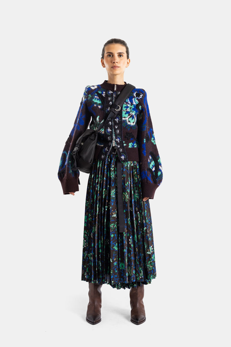 Sacai blouson jacquard floral porté face, look complet avec sac bandoulière noir et bottines marron