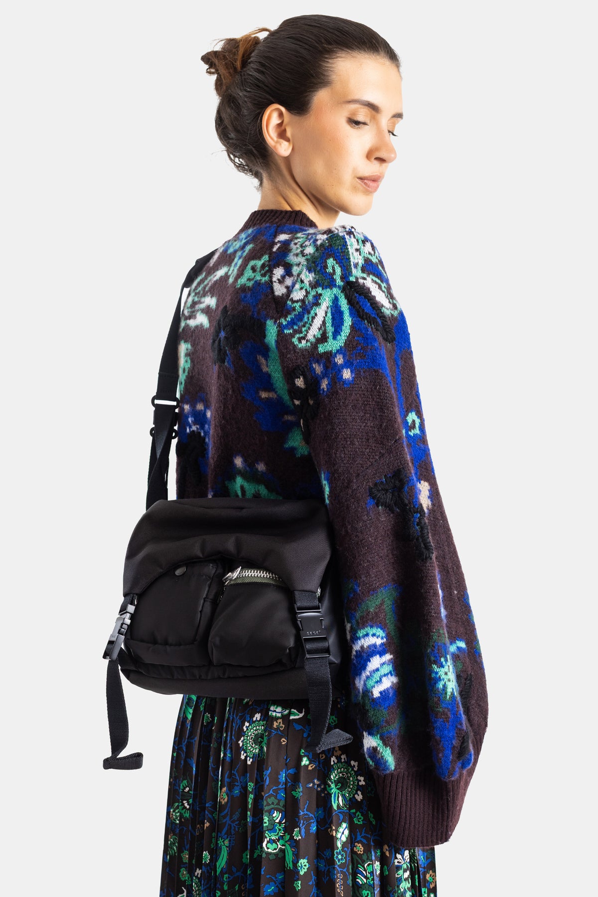 Sacai pull jacquard floral, vue épaule avec sac nylon noir, pull bohème motifs botaniques colorés
