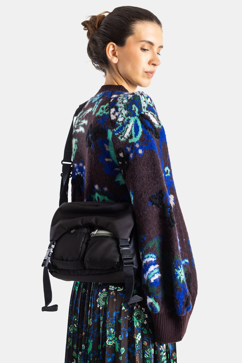 Sacai pull jacquard floral, vue épaule avec sac nylon noir, pull bohème motifs botaniques colorés