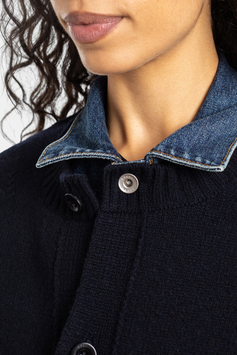 Cardigan donna Sacai, primo piano del collo in denim indaco cucito su maglia di lana blu navy con bottoni argento.