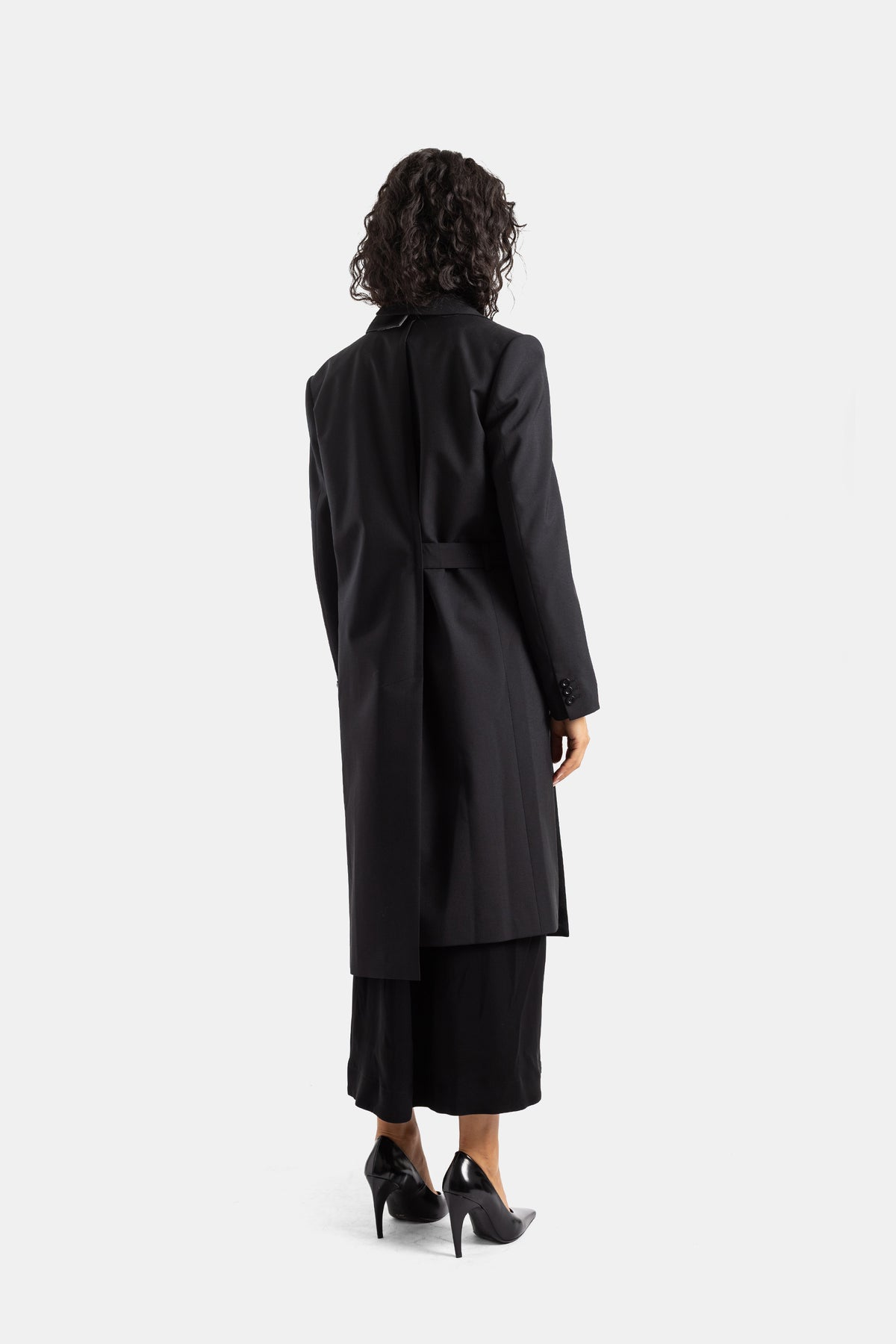Vista posteriore del cappotto suiting nero Sacai, retro dritto con cintura orizzontale e spacco centrale.