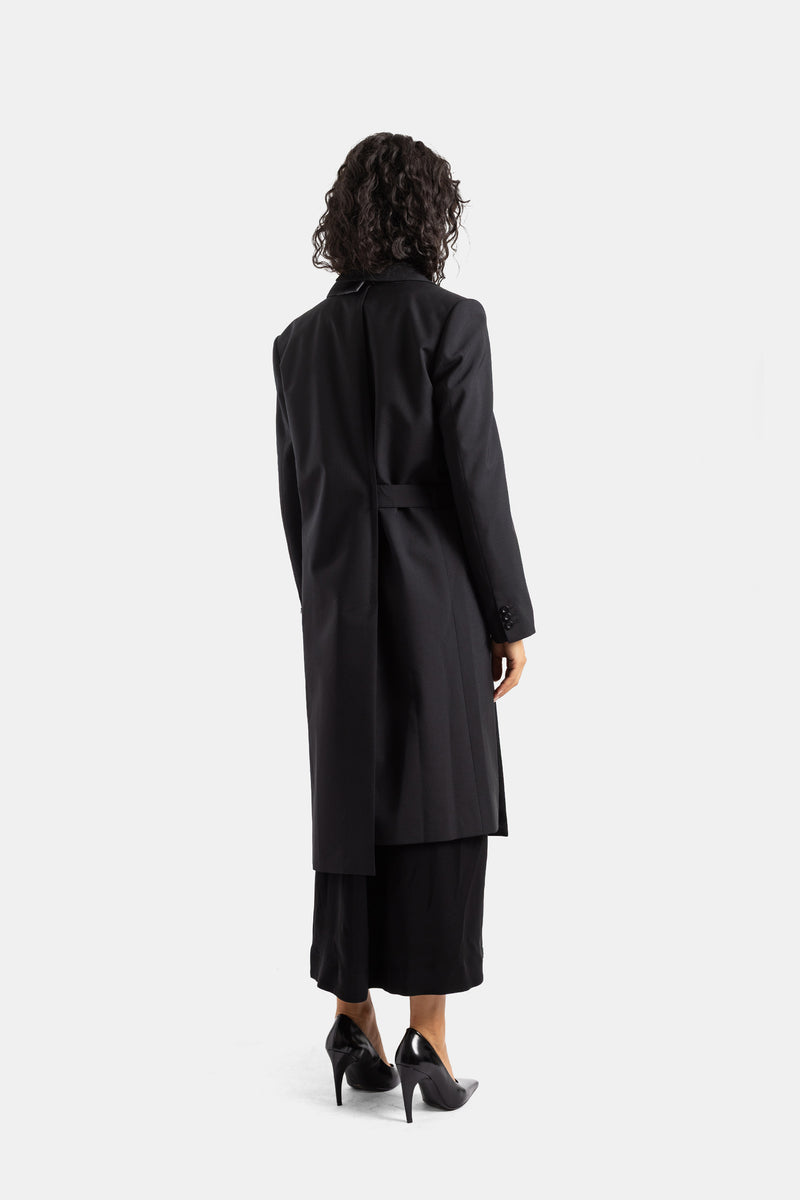 Vista posteriore del cappotto suiting nero Sacai, retro dritto con cintura orizzontale e spacco centrale.