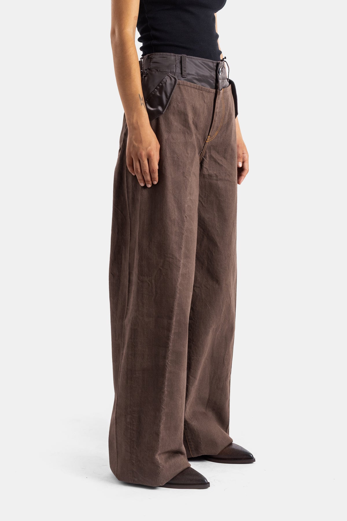 Sacai pantalon hybride femme vue latérale denim marron taille haute détail poche satin chocolat