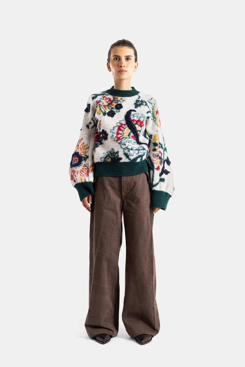 Sacai pantalon large denim marron porté avec pull jacquard floral blanc vert look femme automne-hiver