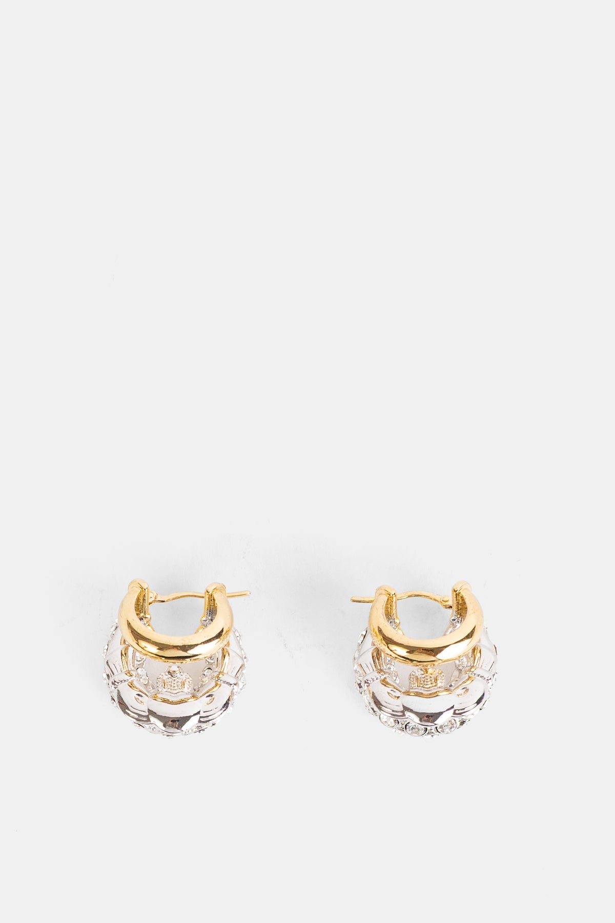 Zweifarbige Simone Rocha Stacked Creolen in Gold und Silber mit funkelndem Strass und ziseliertem Doppelring.