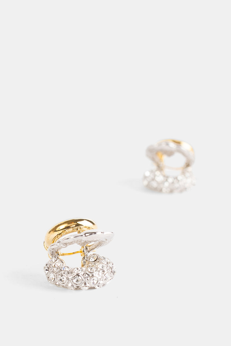 Nahaufnahme der Simone Rocha Stacked Creolen im Gold- und Silber-Mix mit glitzerndem Kristall-Pavé-Besatz.