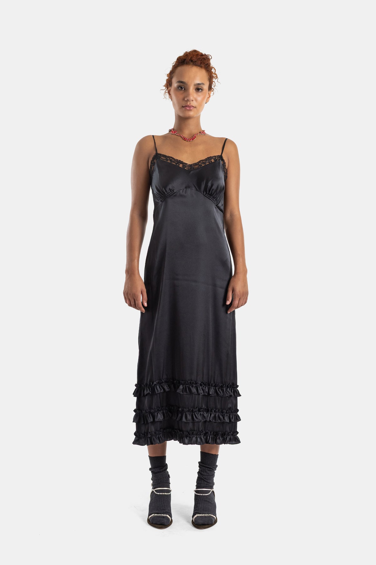 Simone Rocha robe satin noir bretelles fines ornements dentelle encolure triple volants froncés bas de robe