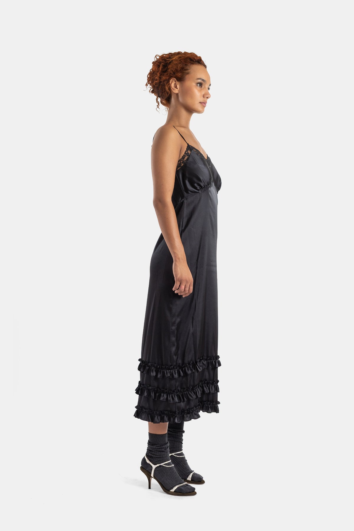 Simone Rocha slip dress satin noir vue profil silhouette midi chaussettes et mules talon