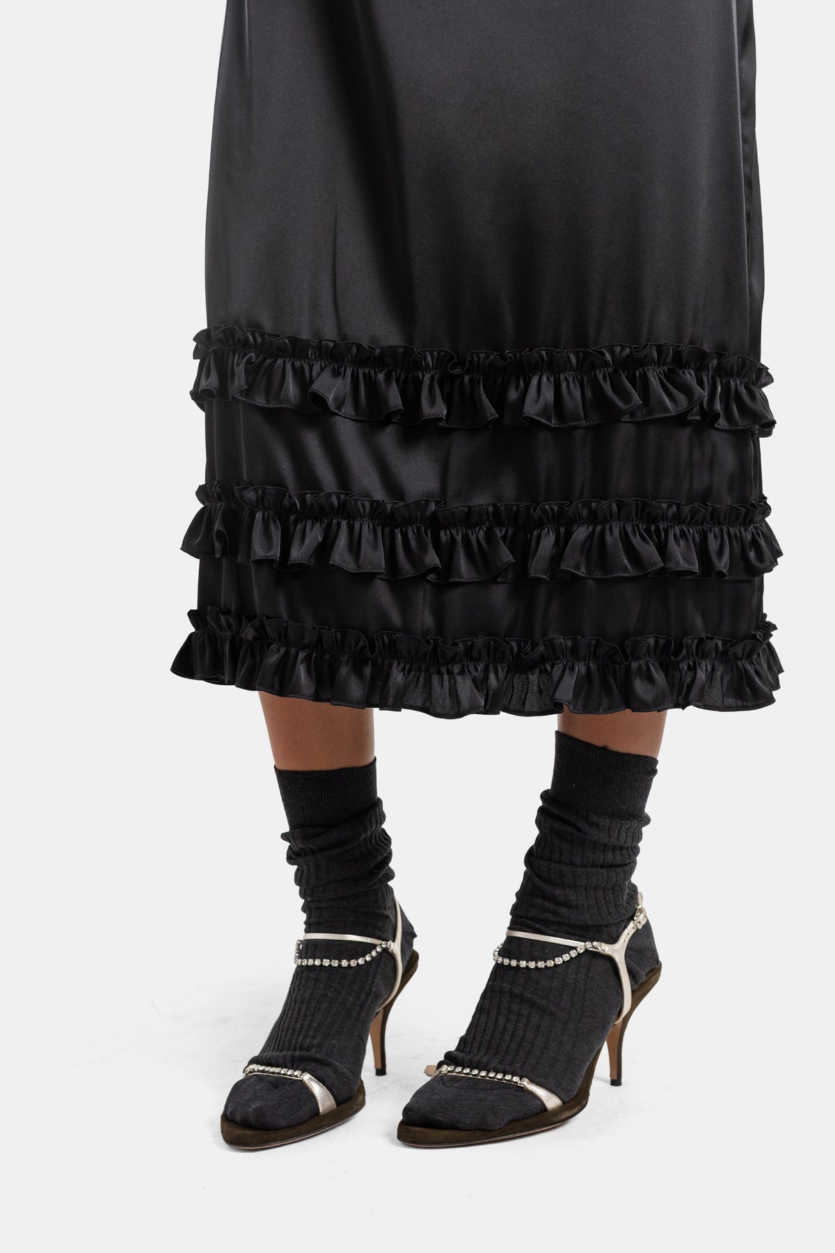 Simone Rocha nuisette satin noir bas à quatre rangées de volants froncés chaussettes grises talons cristaux