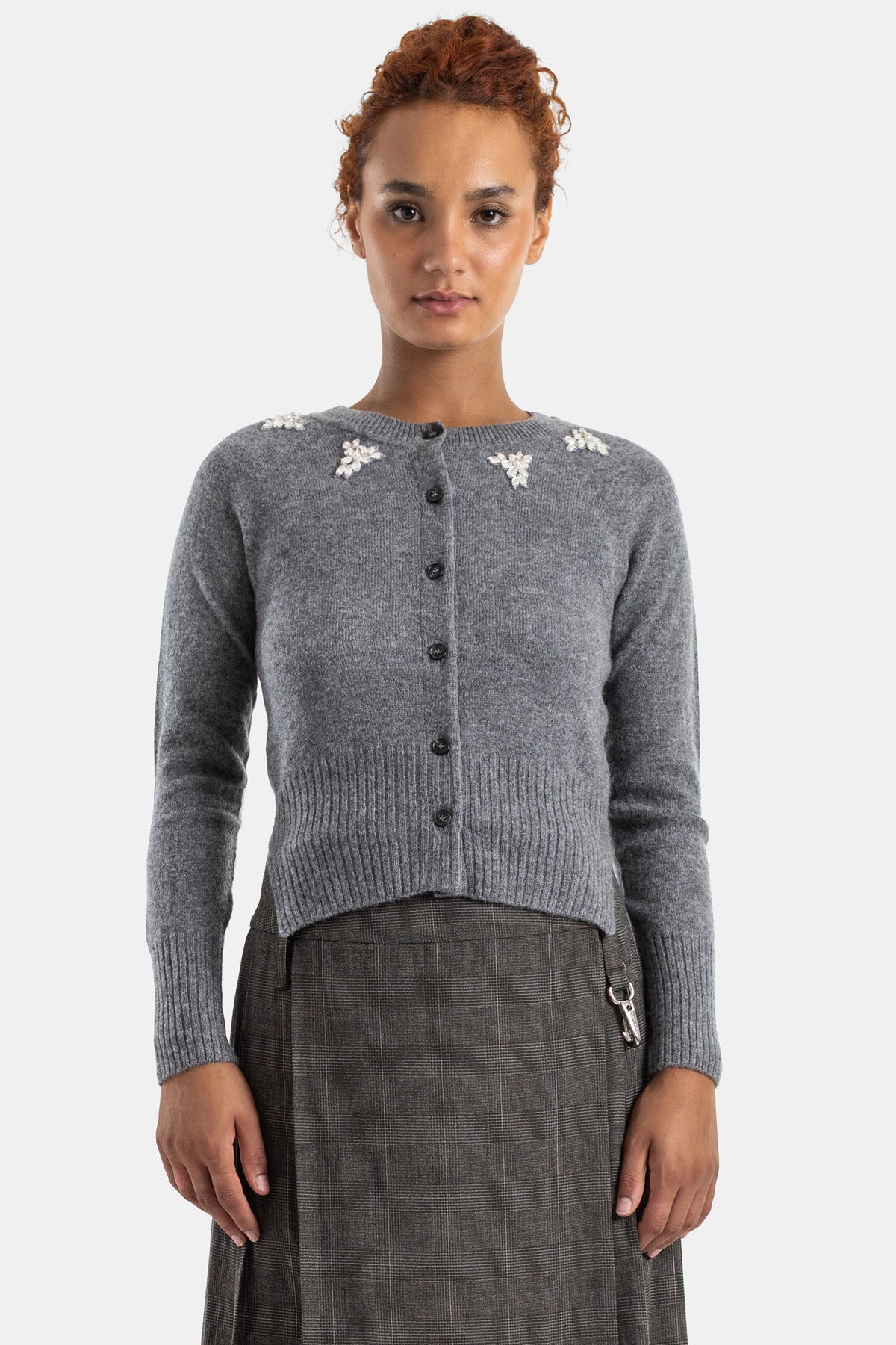 Simone Rocha cardigan cachemire gris col rond coupe courte broderies florales perlées aux épaules