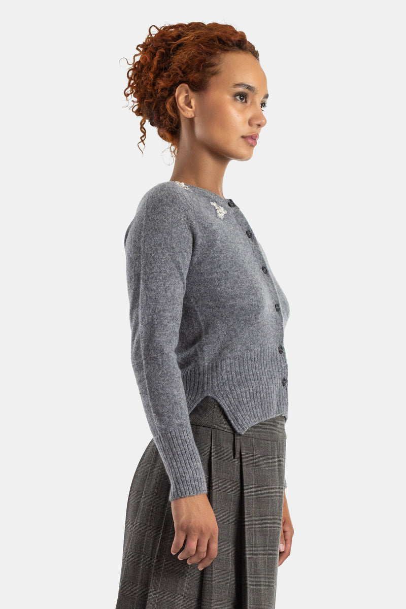 Simone Rocha cardigan femme vue de profil en cachemire gris chiné boutons noirs et détails perlés floraux