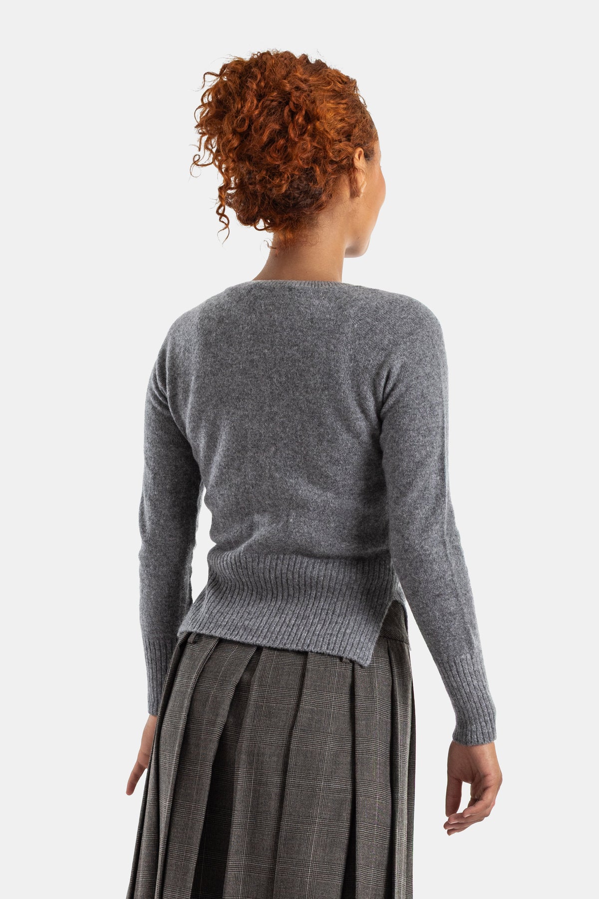 Simone Rocha cardigan cachemire gris dos vue arrière dos arrondi ourlet côtelé et jupe plissée à carreaux