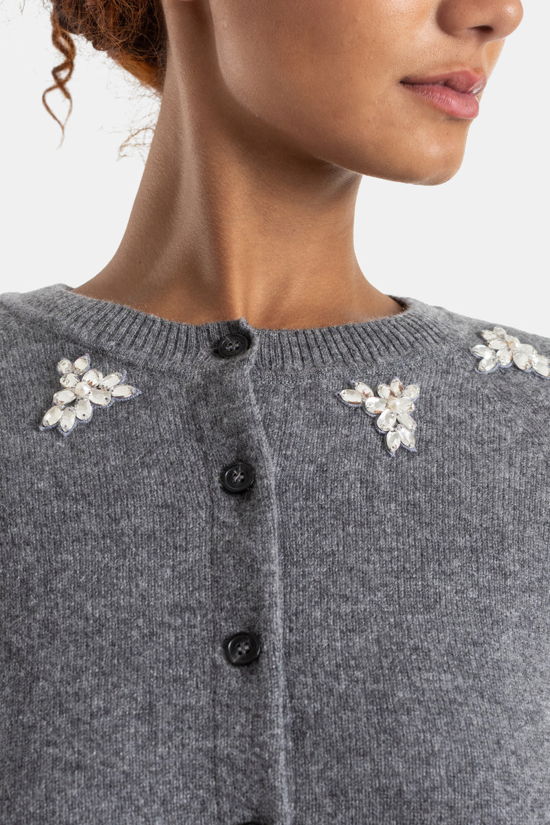 Simone Rocha cardigan cachemire gris zoom encolure ronde ornements cristaux floraux marquise et perles aux épaules