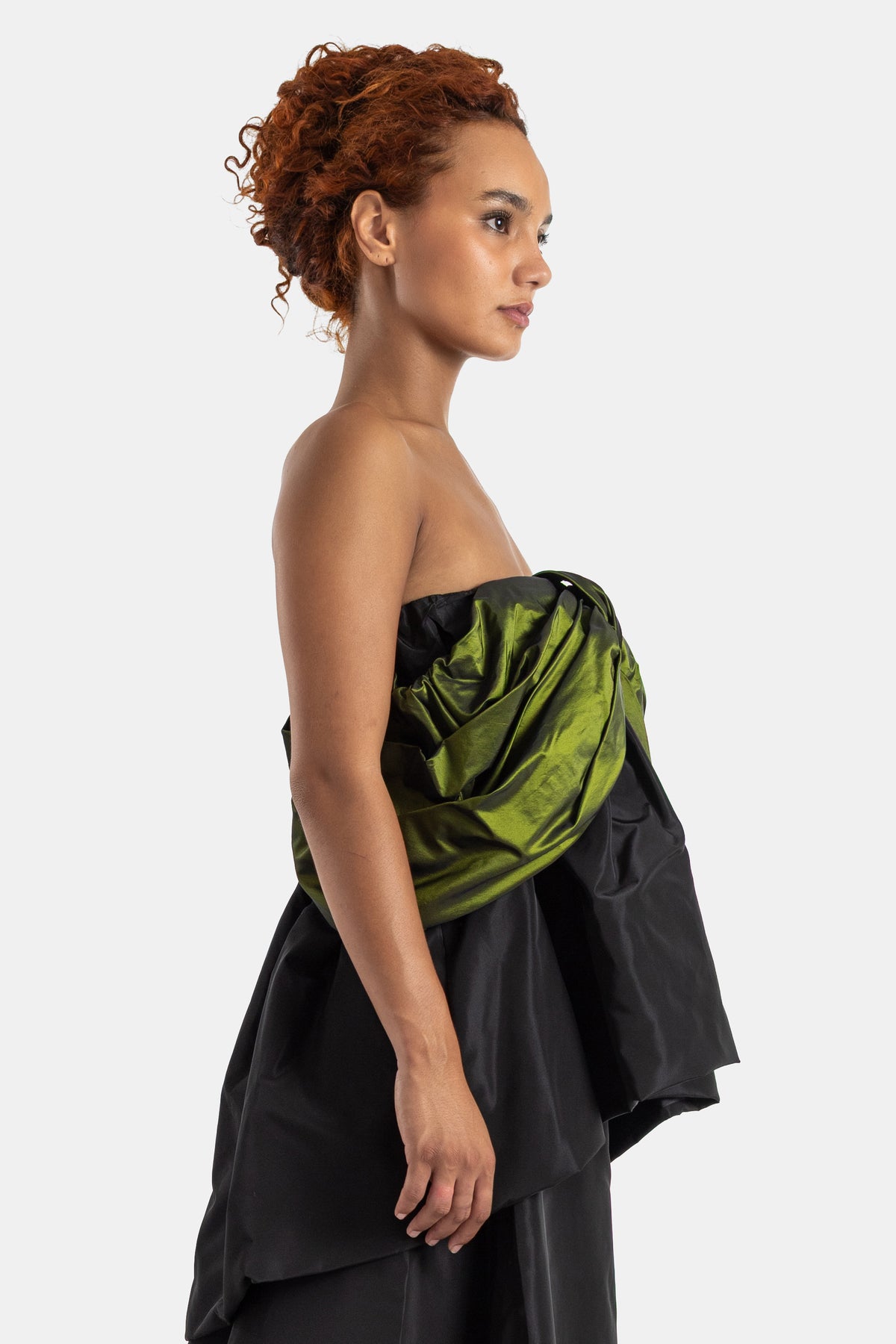 Simone Rocha bustier femme profil vue côté nœud sculpté taffetas vert olive sur fond noir structuré