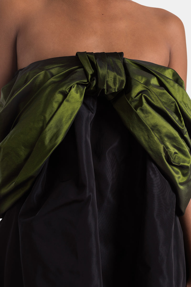 Simone Rocha bustier femme vue rapprochée poitrine nœud central taffetas vert olive irisé sur fond noir mat