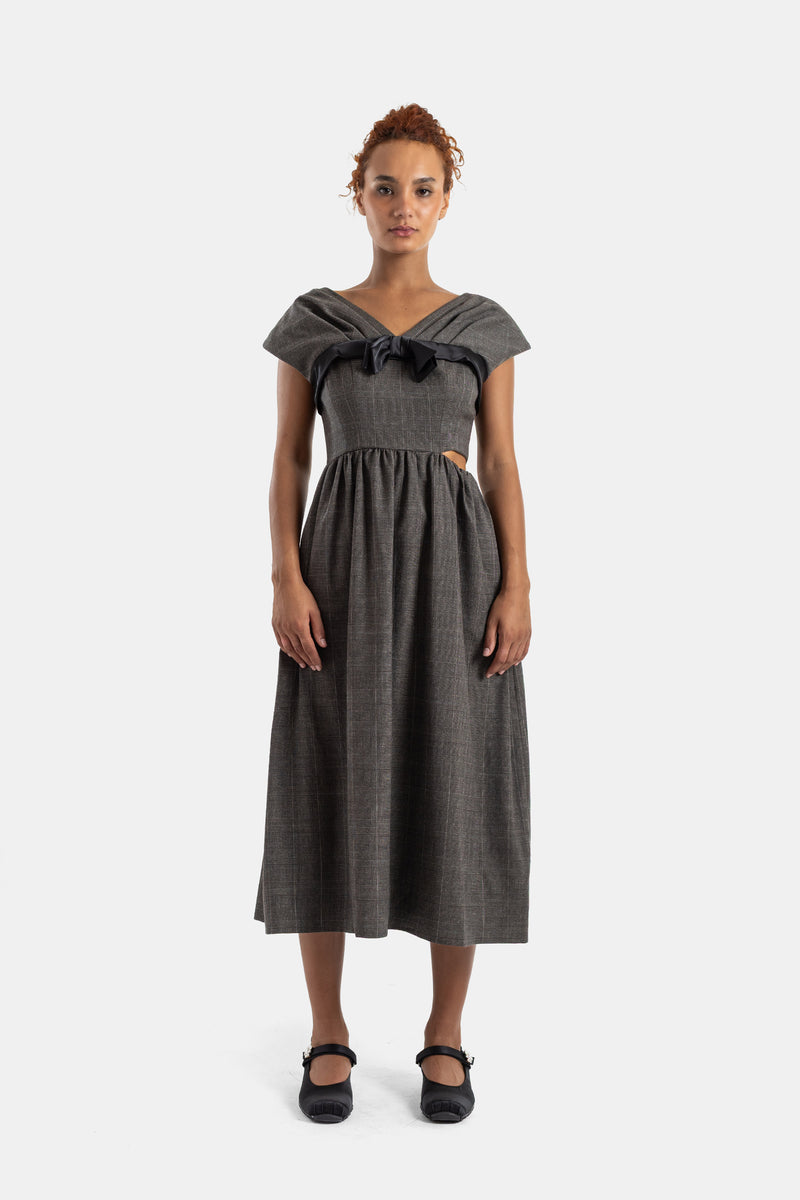 Vestido evasé gris Simone Rocha con escote bardot fruncido, lazo de raso y falda de lana voluminosa.