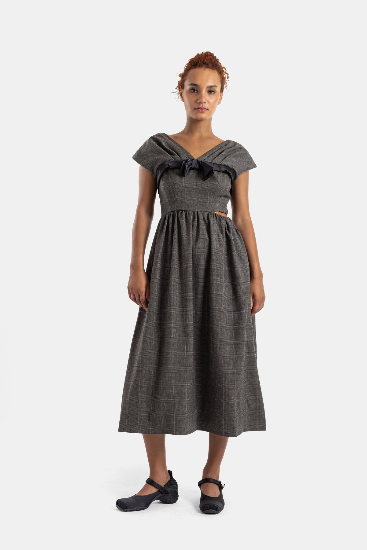 Simone Rocha robe longue grise à pince frontale nœud contrastant découpe latérale et jupe plissée portée face