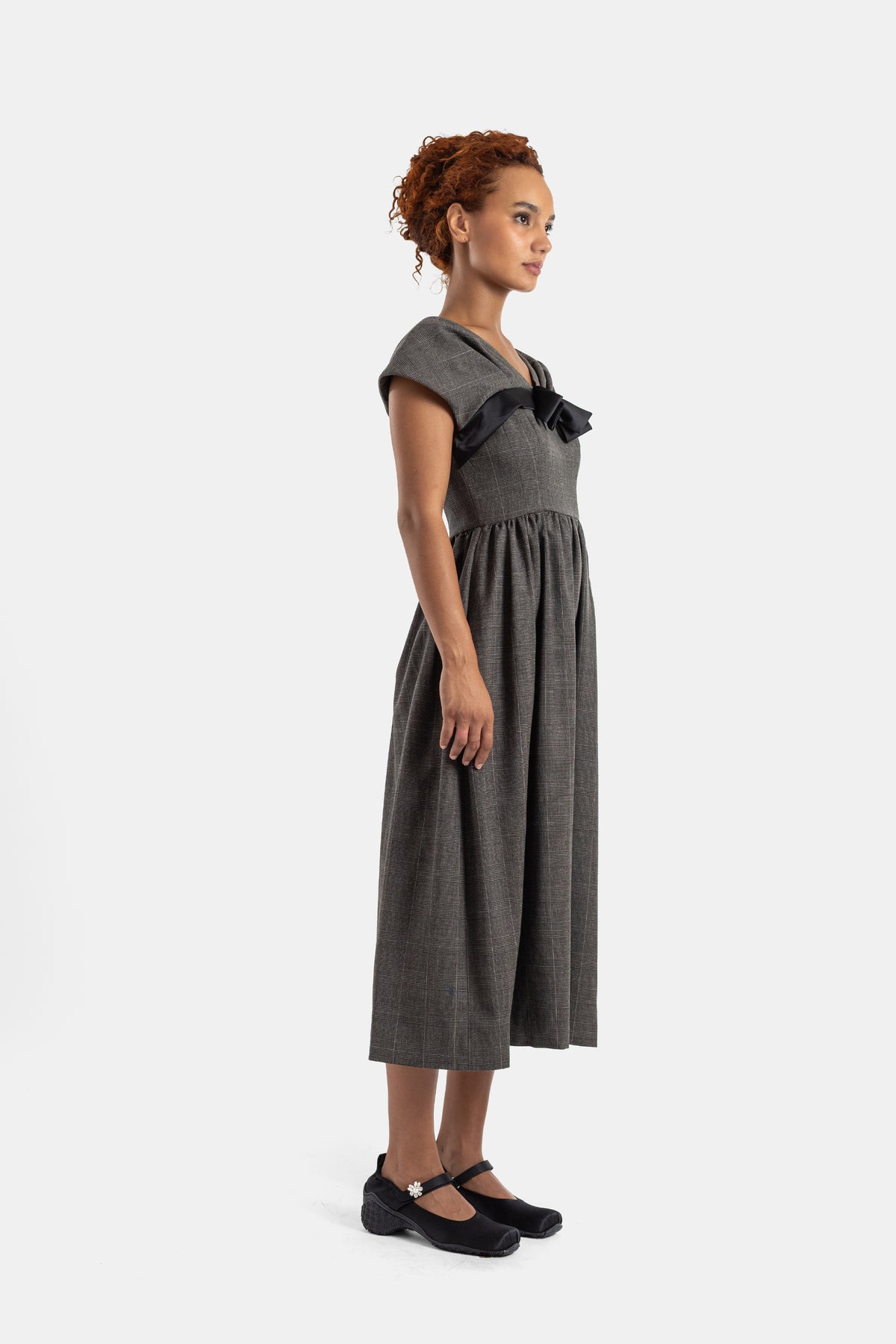 Simone Rocha robe midi grise à carreaux vue profil silhouette empire col volanté chaussures Mary Jane velours