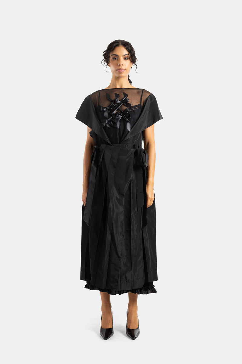 Simone Rocha（シモーネ・ロシャ）が提案する、繊細な透け感を持つシアーなチュールのプラストロンと艶やかなサテンリボンをあしらった、気品あふれるタフタ素材 of フェミニンなブラックミディフレアドレス。