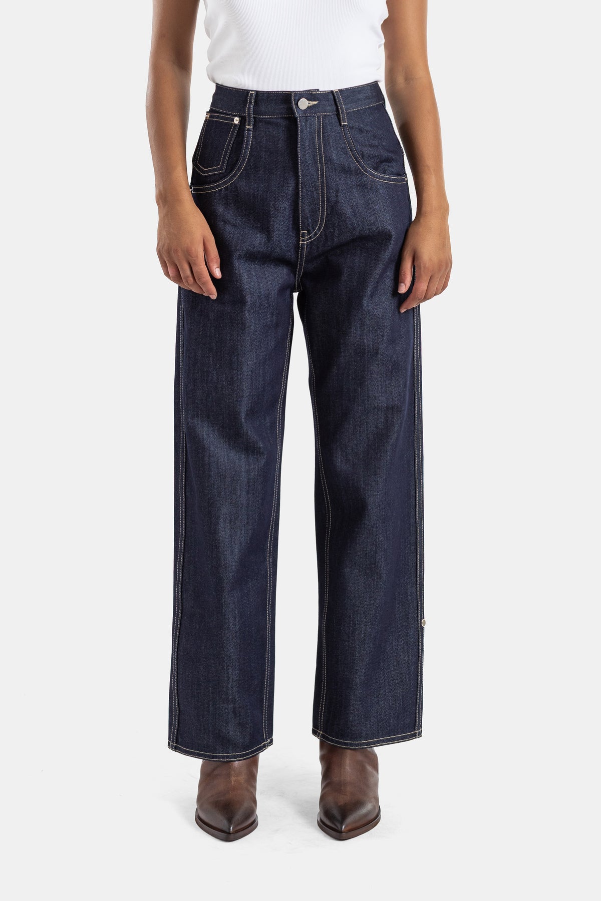 Sofie d'Hoore wide-leg 5-pocket jeans in navy blue raw denim with ecru topstitching and high-rise cut