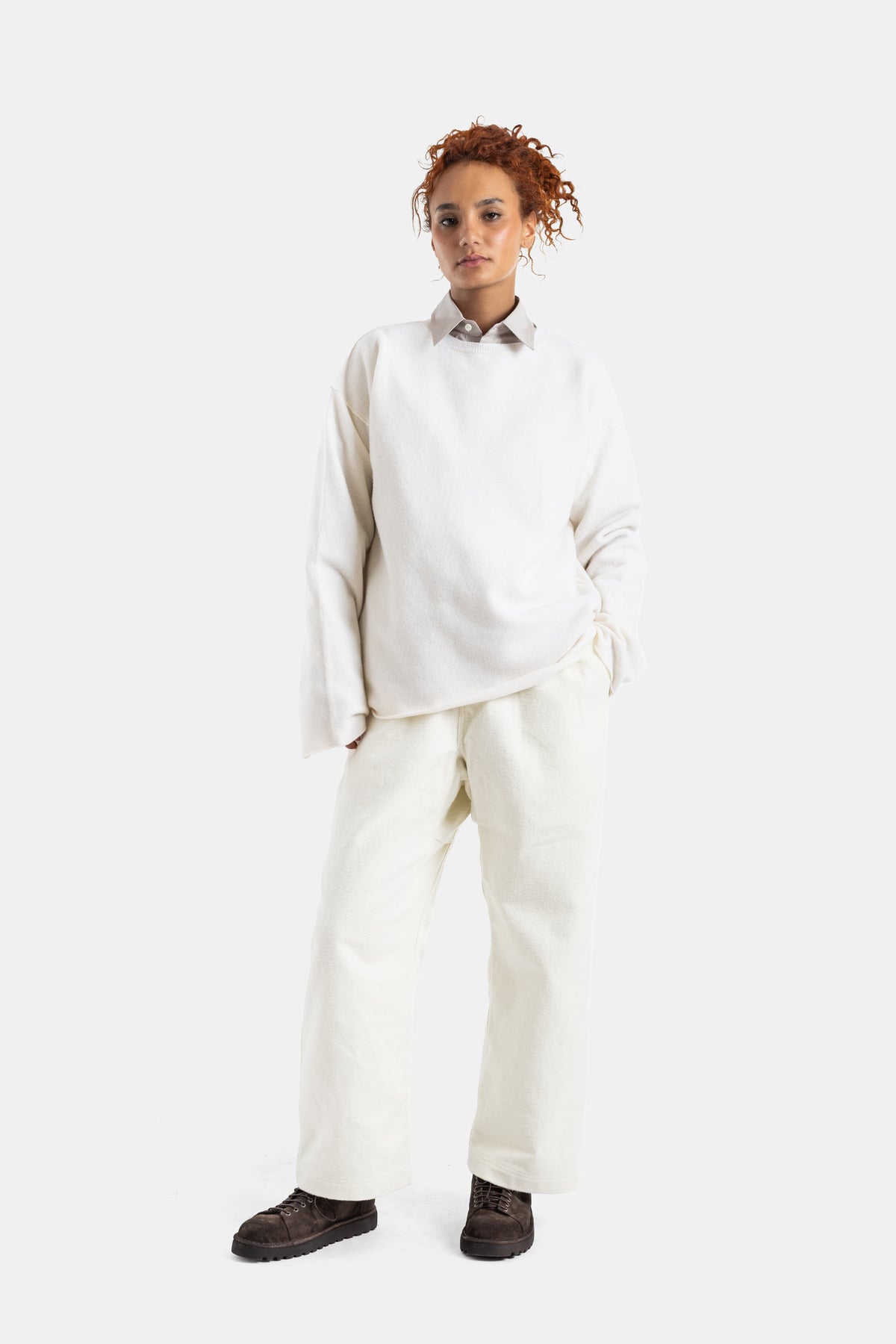 Conjunto de lana Sofie d'Hoore blanco roto, jersey oversize y pantalón wide leg con botas chunky marrón