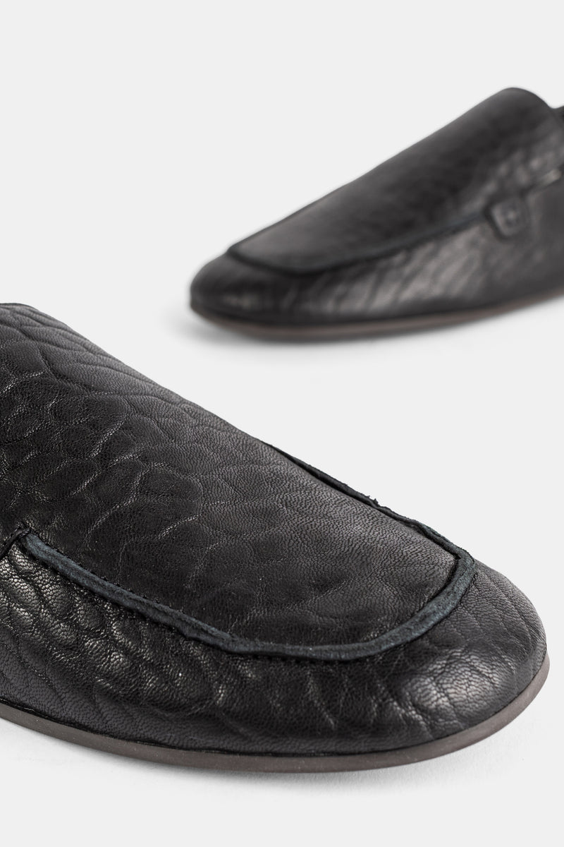 Mocassins Sofie d'Hoore em pele granulada preta em grande plano, com superfície texturada e costura na gáspea.