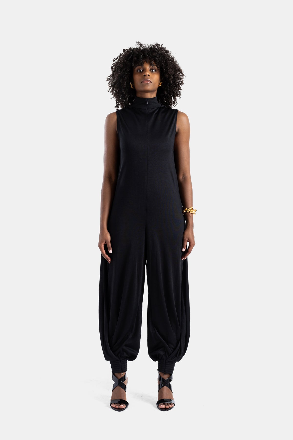 Maison Alaïa macacão preto drapeado gola alta jersey fluido silhueta volumosa calças sarouel SS26 mulher