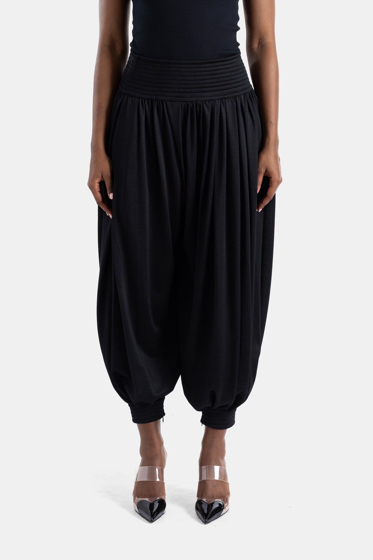 Maison Alaïa pantalón harem drapeado de talle alto negro jersey fluido sarouel ancho SS26 mujer
