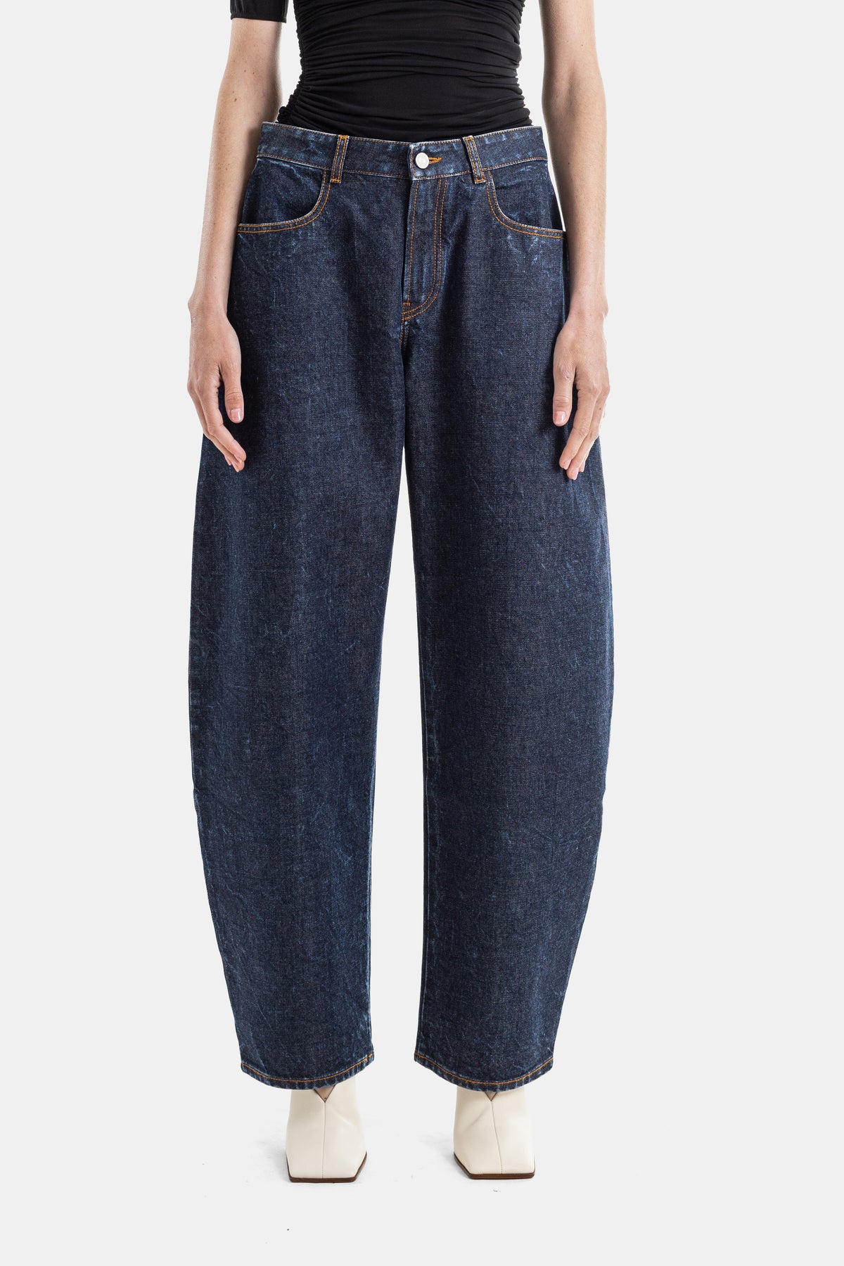 Maison Alaïa low round denim jeans dunkelblau barrel leg hohe taille abgerundeter schnitt SS26