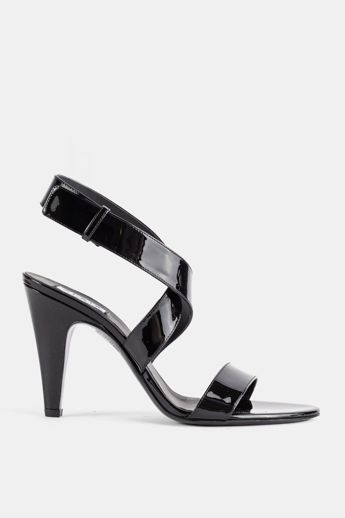 Maison Alaïa sandália de tiras cruzadas verniz preto salto cónico alto mulher SS26