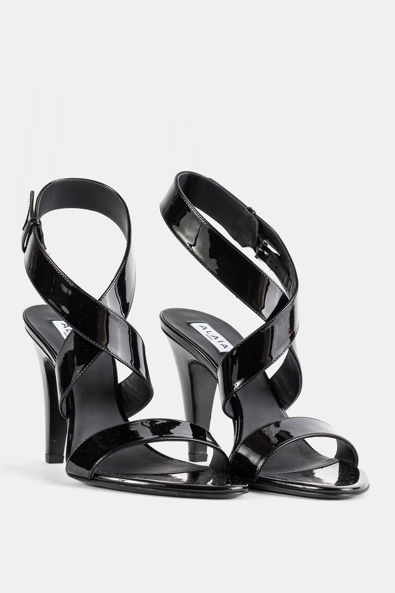 Sandale à brides croisées en verni noir talon conique