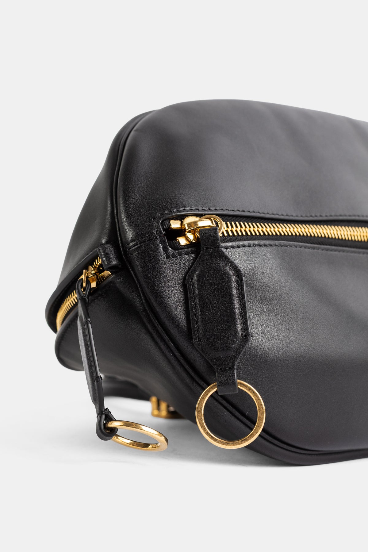 Balenciaga Bolero Bowling, zoom sur zip doré et anneaux ronds couleur or sur cuir de veau noir lisse