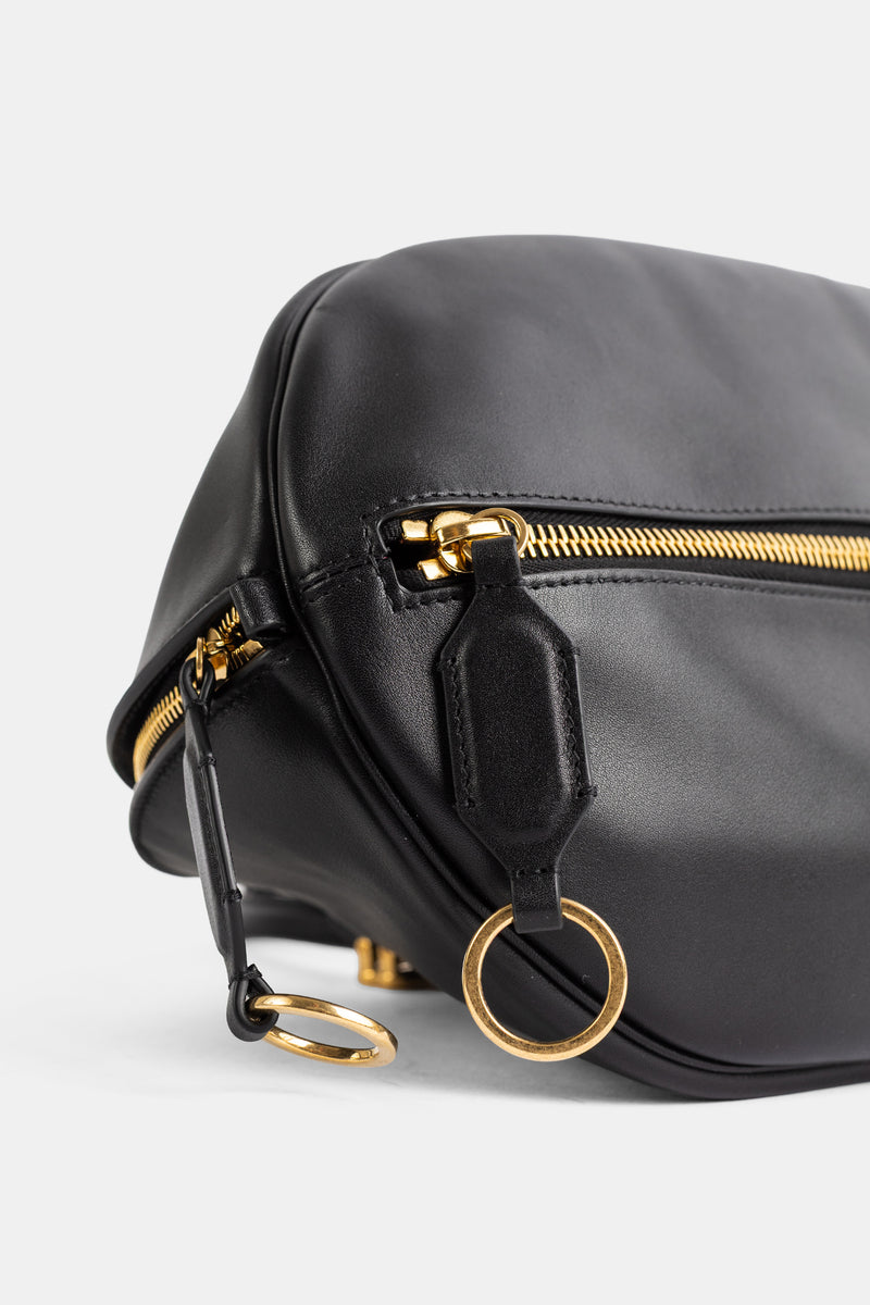 Balenciaga Bolero Bowling, zoom sur zip doré et anneaux ronds couleur or sur cuir de veau noir lisse