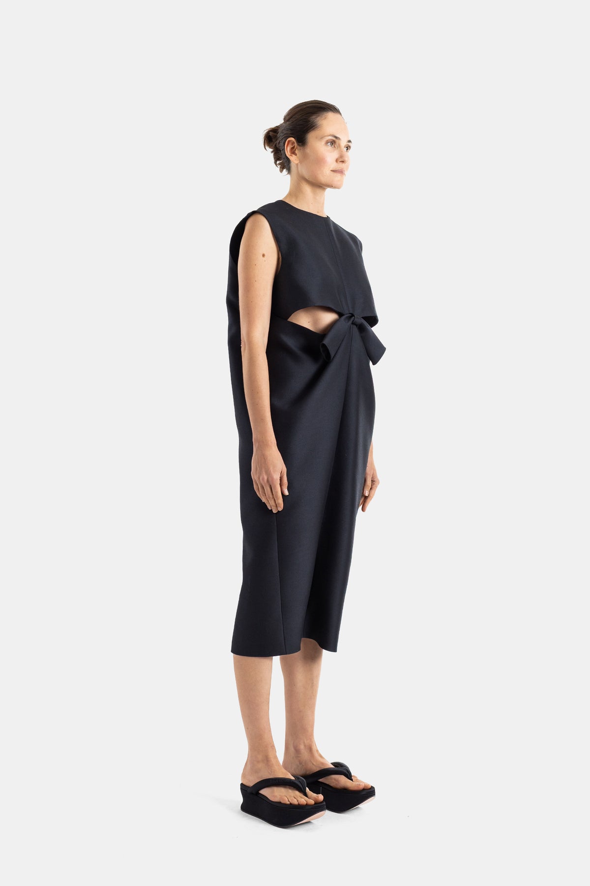 Schwarzes Cocoon-Kleid mit Schleife