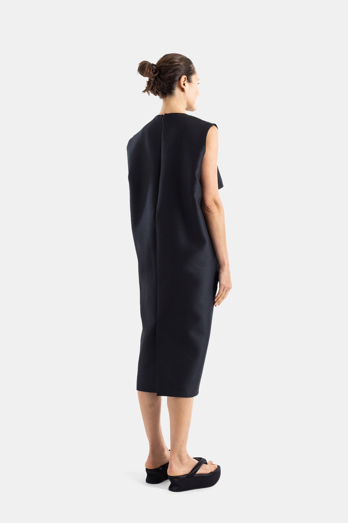 Schwarzes Cocoon-Kleid mit Schleife