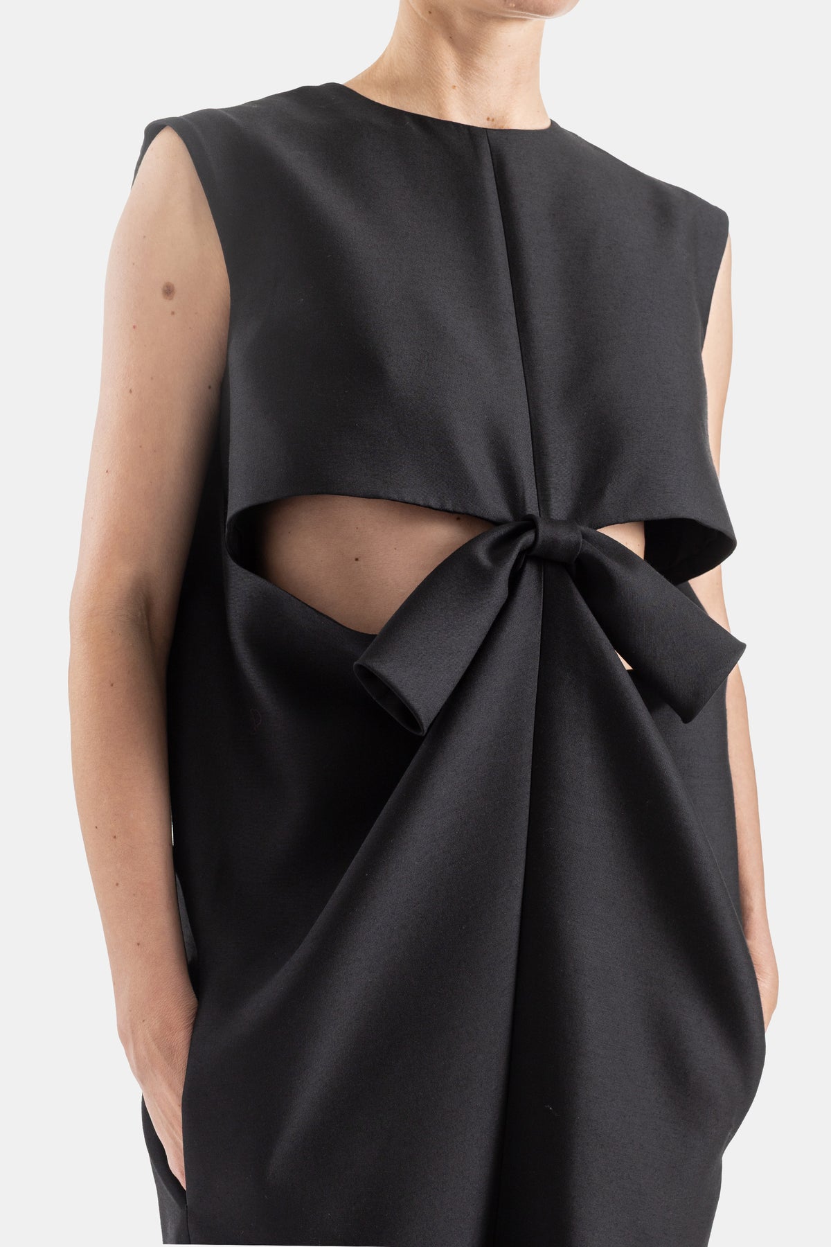 Schwarzes Cocoon-Kleid mit Schleife