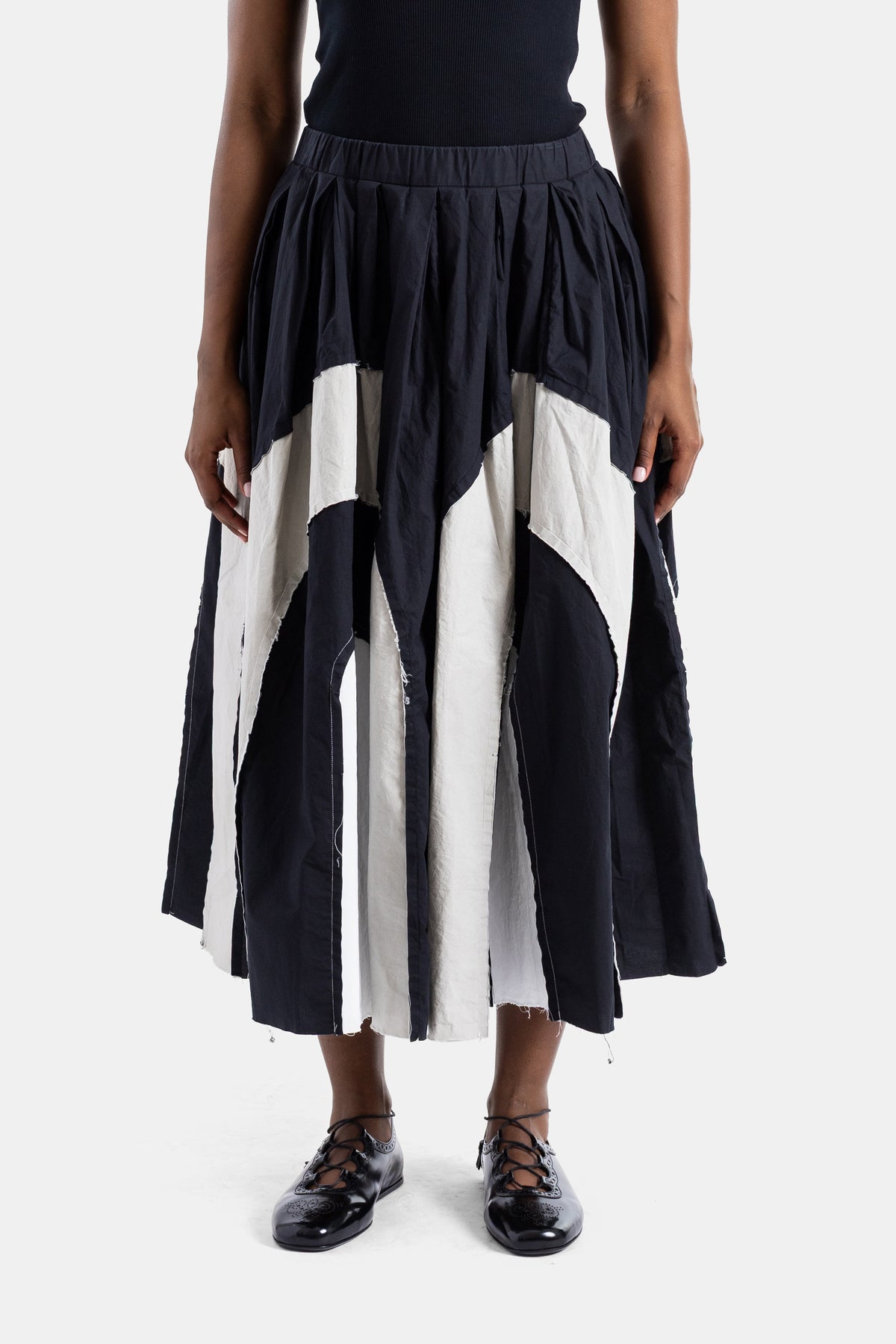 Casey Casey jupe Arch mi-longue bicolore noir et écru patchwork brut coupe volumineuse plissée SS26