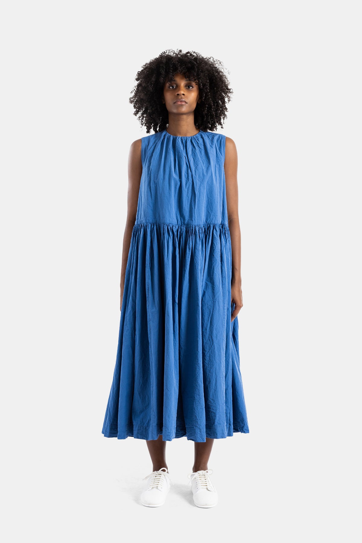 Vestido Casey Casey Pomme ruchée azul cobalto en algodón arrugado silueta midi amplia y voluminosa SS26