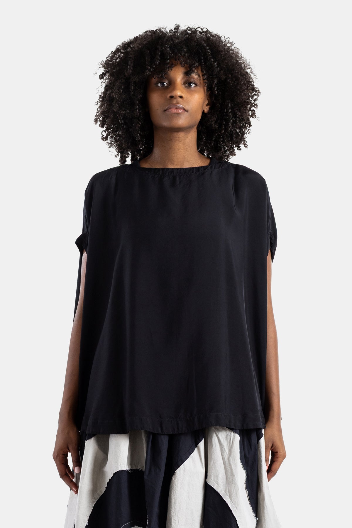 Casey Casey top Francesca Tulipy negro fluido corte oversize caída satinada cuello redondo mangas cortas mujer SS26