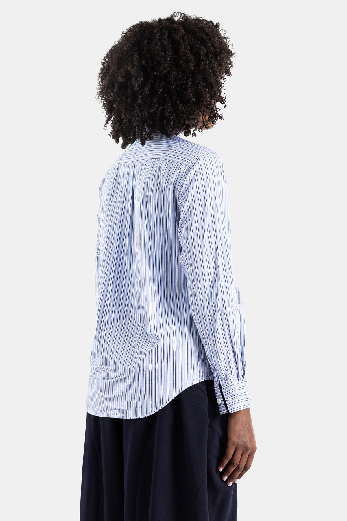 Chemise bleue en coton à larges rayures blanches
