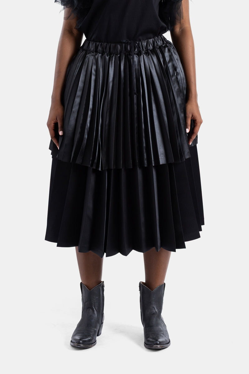 Jupe noire plissée à étages