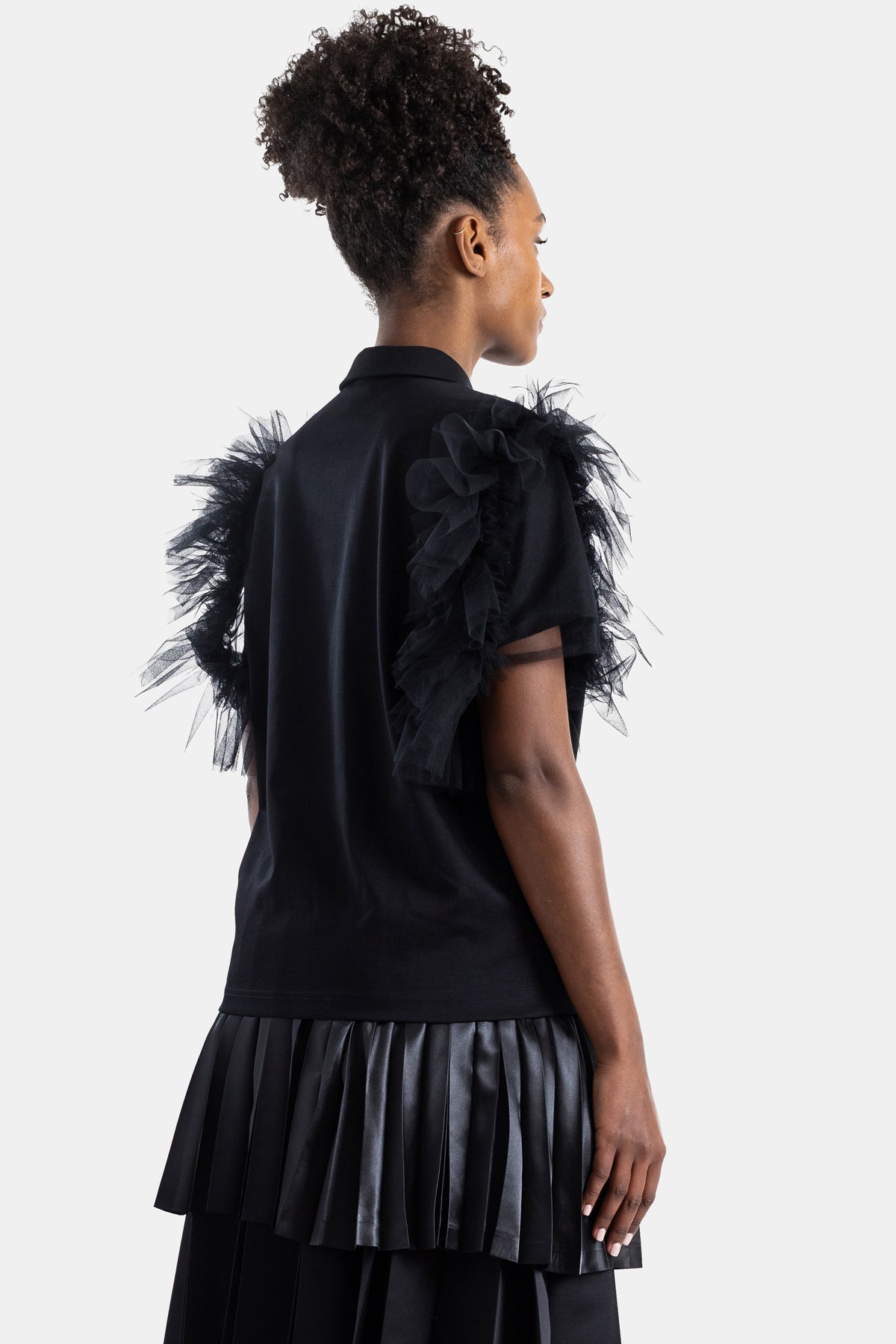 Polo noir à volants en tulle