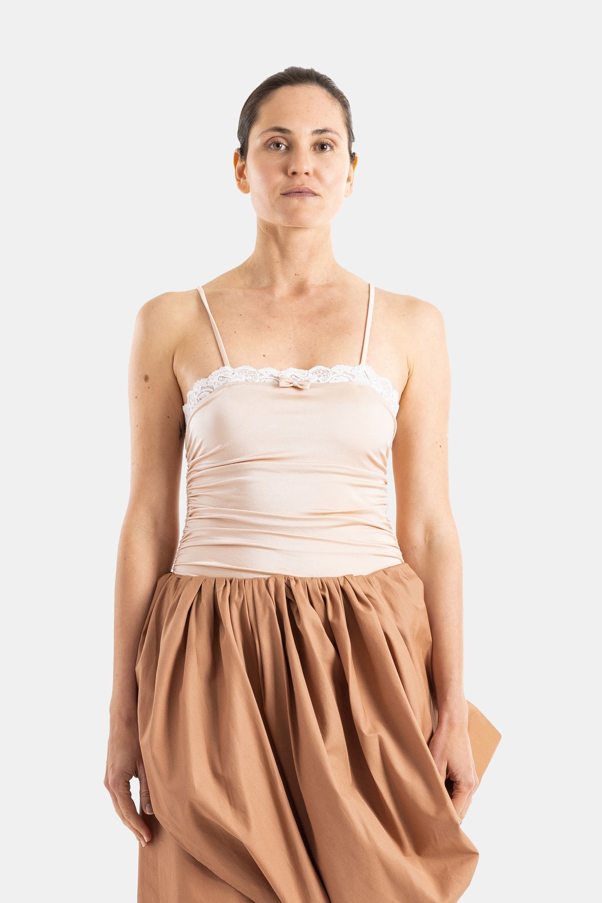 Chloé body froncé rose nude à bretelles fines et bordure dentelle blanche avec nœud SS26
