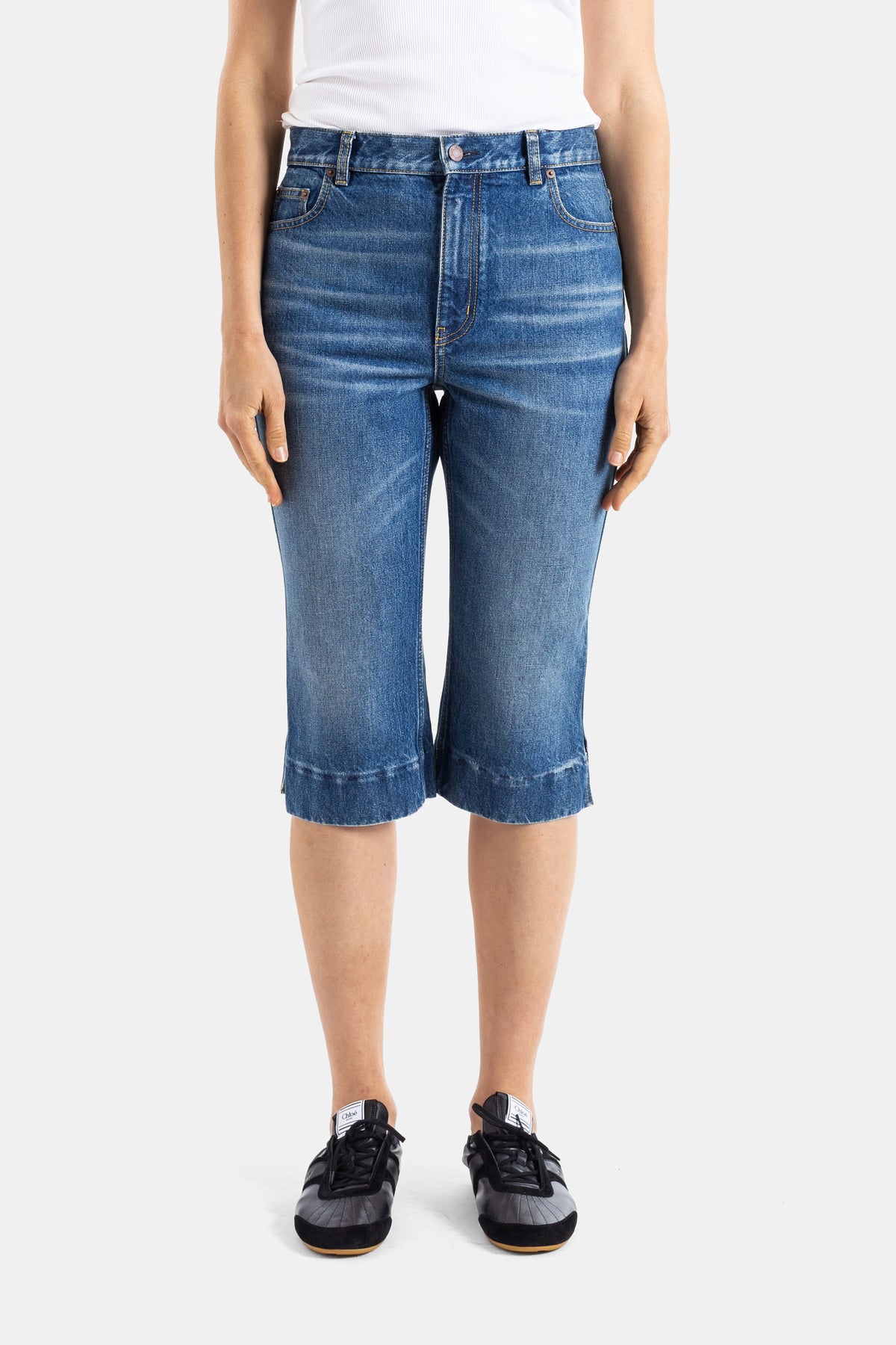 Chloé verwaschene Indigo-Jeansshorts mit Stickerei gerader Schnitt knielang weite Beinsilhouette SS26