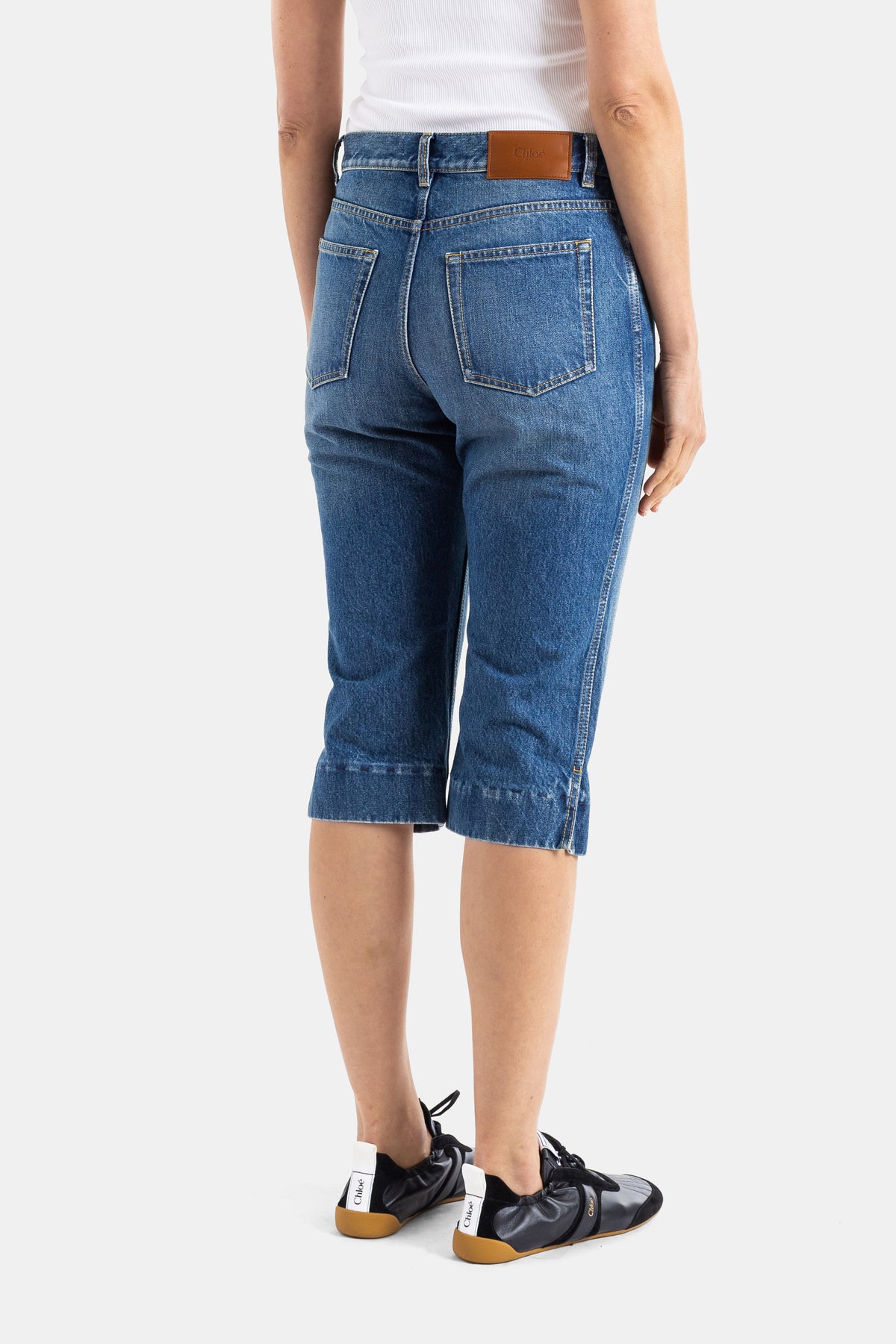 Verwaschene Indigo-Jeansshorts mit Stickerei