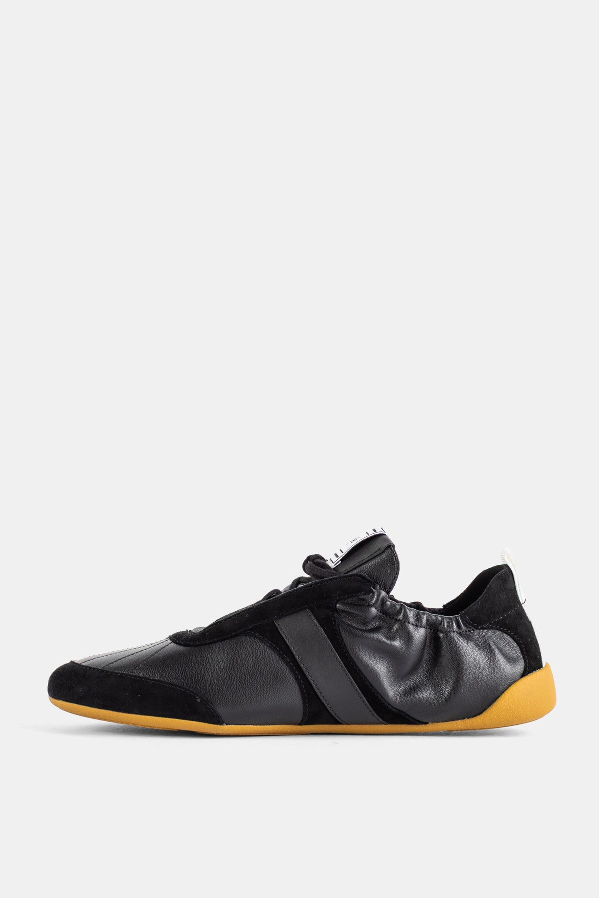 Sneaker plate en agneau et daim Kick noir semelle gomme