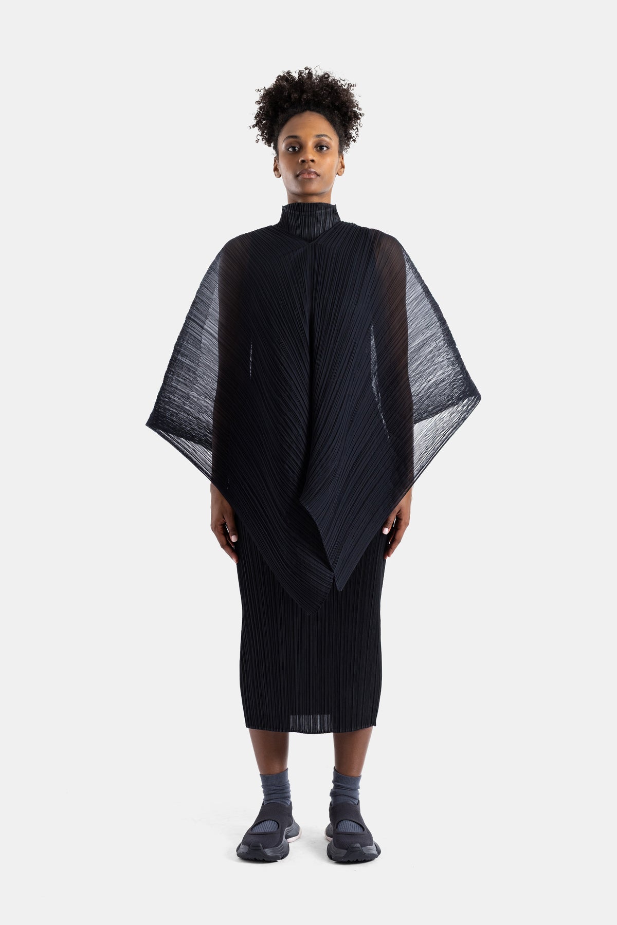 Pleats Please Issey Miyake stole noire plissée Madame-T silhouette cape oversize col montant midi femme SS26