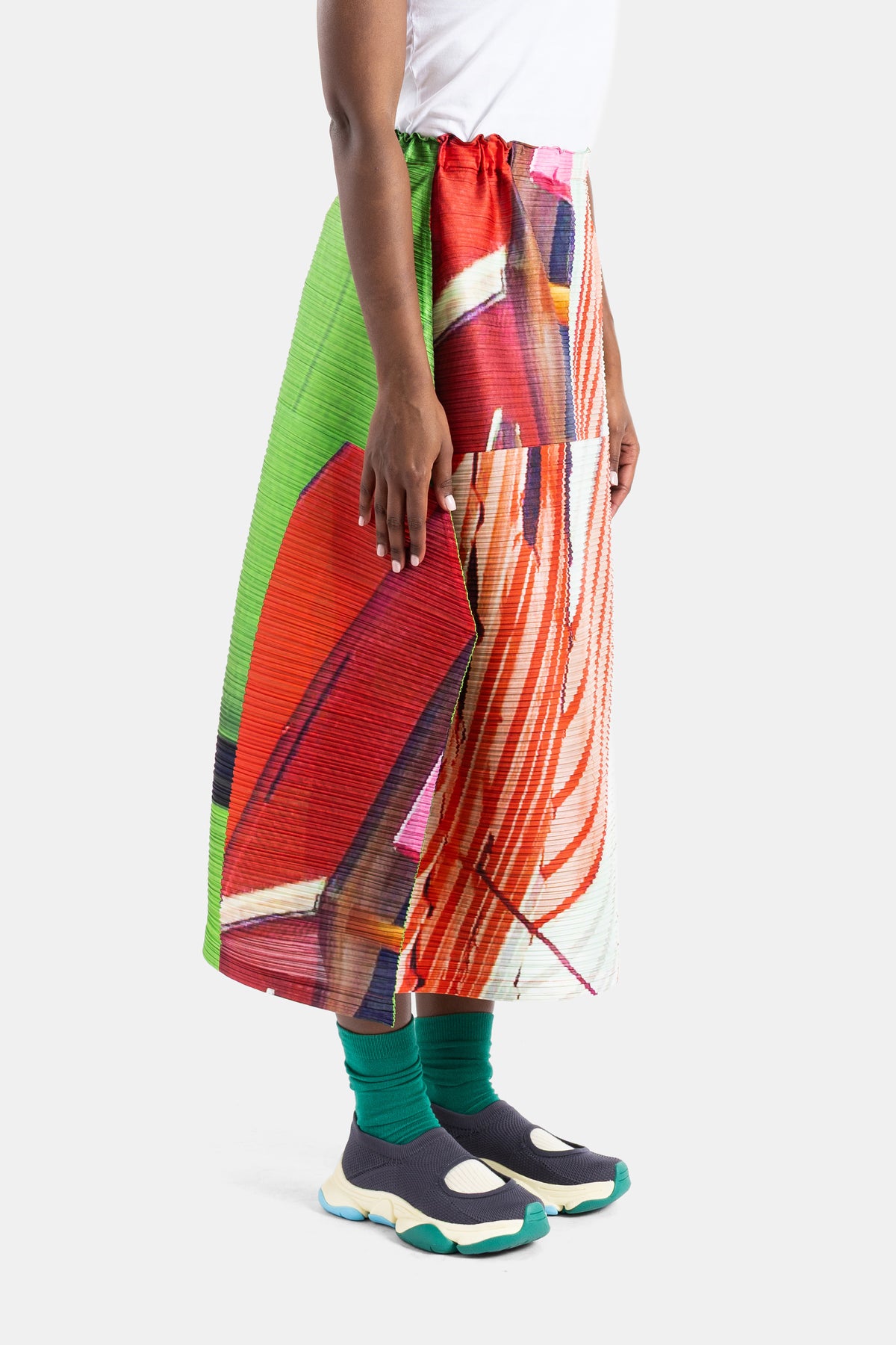 Asymmetric pleated graphic print skirt in green