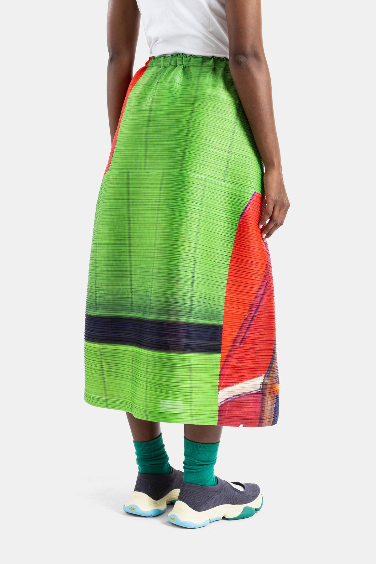 Asymmetric pleated graphic print skirt in green