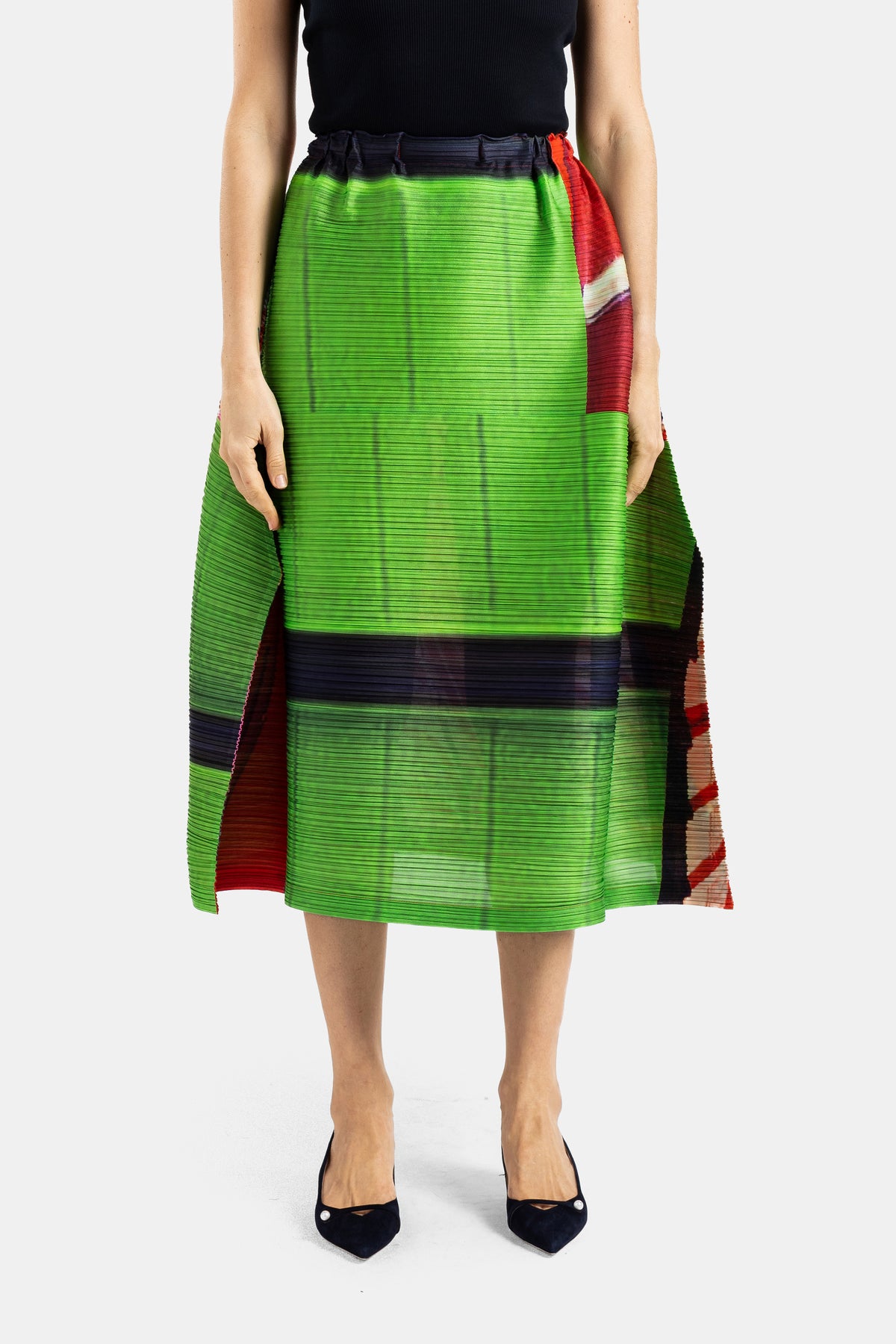 Asymmetric pleated graphic print skirt in green